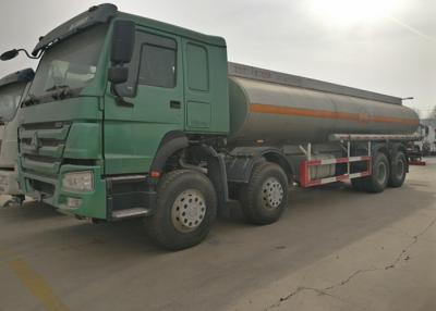 China Camión de petrolero del combustible de cuatro árboles SINOTRUK HOWO 30 - 40 toneladas para el transporte del aceite en venta