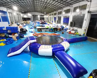 China De mega Springende Drijvende Spelen van Aqua Park Inflatable Water Trampoline Te koop