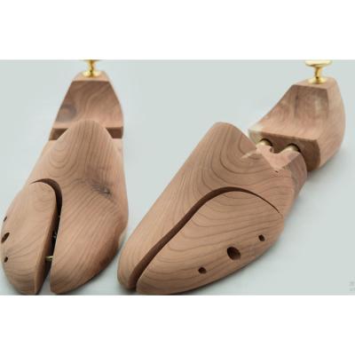 China Eco-Freindly Adjustable Red Cedar House Wooden Shoe Trees Retractable Anti-Wrinkle for sale