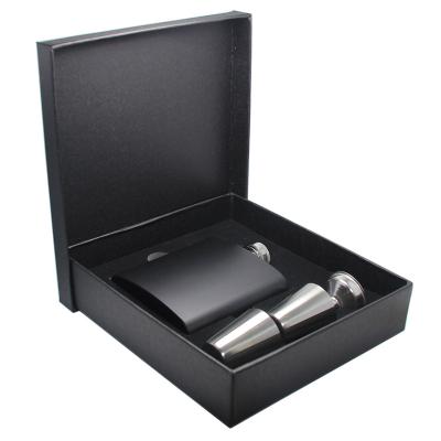 China Minimalist Creative Black Stainless Steel 6oz Hip Flask Whiskey Wine Bottle Alcohol Jug Box Wedding Favors Best Man Gift Hip Flask Set for sale