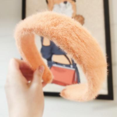 China 2020 Comfortable Soft Stretchy Wholesale Design Padded Winter Faux Fur Headband For Women for sale