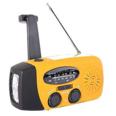 China Manivela 1000mAH de la radio portátil de la emergencia de FM autopropulsada con la linterna de LED en venta