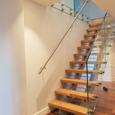 China Modern Hot Sale Latest Stringer Stair Wood Tread Glass Double Railing Staircase for sale