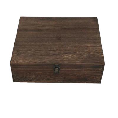 China Handmade antique rustic heavy burnt dark brown wooden fabric packing box with lock and hinges for sale