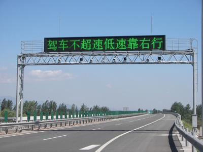 China Energiesparender Verdoppelungverkehr des Mitteilungs-Text-Tri Farbblättern-Verkehrs-LED des Zeichen-P10mm auf der Autobahn zu verkaufen