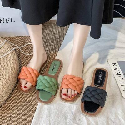 China Lightweight new style small fresh beach woven fashion flat slipper women 2022 slippers one size fits all slippers for sale