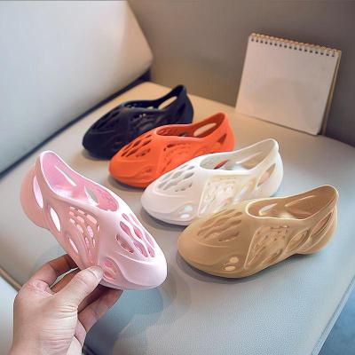 China 2022 Light Kids Girls Boys Summer Unisex Sandals Foam Runner Kids Yeezy Custom Sneaker Slides Slippers Wholesale for sale