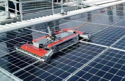 Cina Robot di pulizia dei pannelli solari sul tetto a batteria in modalità secca/acqua Robot di pulizia solare fotovoltaica in vendita