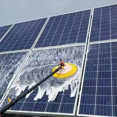 China Cepillo de limpieza de paneles solares con poste telescópico portátil para limpieza fotovoltaica de techos en venta