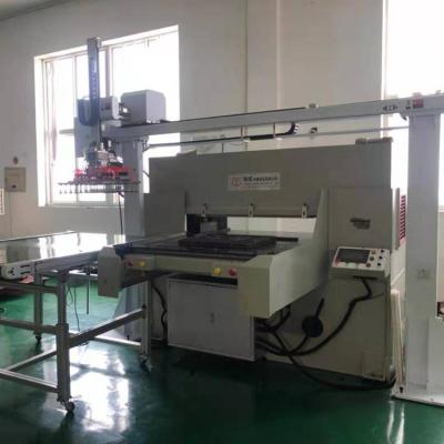 China Automatic Feeding Plastic Single Side Plastic Blister Cutting Machine With Robot Arm for sale