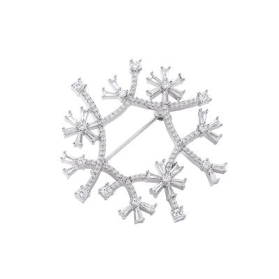 China Wholesale Men's and Women's Valentine's Day Gifts Brass Snowflakes Inlaid With Diamond Brooches for sale