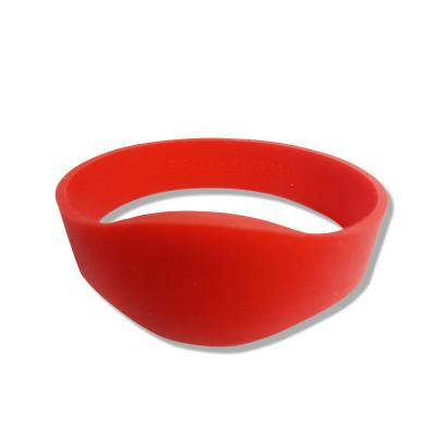 China Access Control System RFID Passive Wristband Waterproof Wristband With NTAG213 Chip for sale