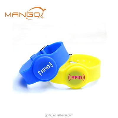 China Swimming Pool, Spa or Water Park RFID Wristbands 13.56mhz Waterproof Silicone Smart Wristband for sale