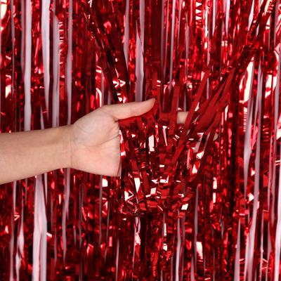 Cina Decorazione di festa rosso colorato Sfondo di tenda metallica per la decorazione creativa di compleanno Tinsel Cortina di porta in vendita