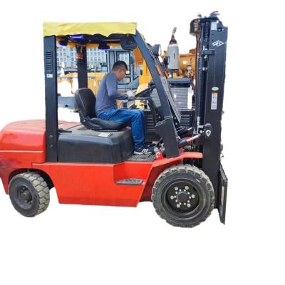 China Gebrauchtes Vierrad-Forklift mit CUMMINS-Motor zu verkaufen