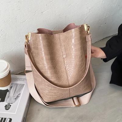 China Large Capacity Vintage Crocodile Pattern Cross - Body Bags For Women PVC Leather Trend Designer Shoulder Handbags Large Capacity Bucket Bag 2022 for sale