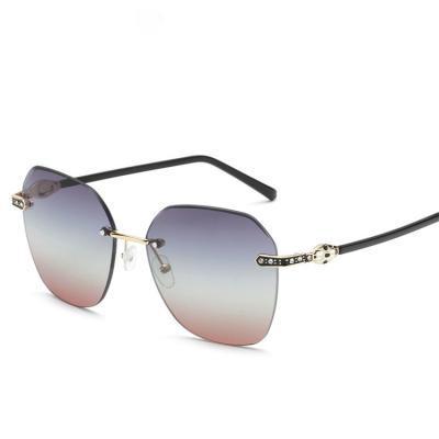 China Fashion 100% UV Protection Ladies Beach Luxury UV Outdoor Glass Sunglasses Leisure for sale