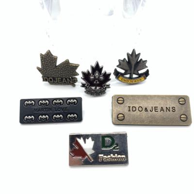 China 3D Customized LOGO And Shape Badge High Quality Soft Enamel Metal Badges Lapel Pins à venda