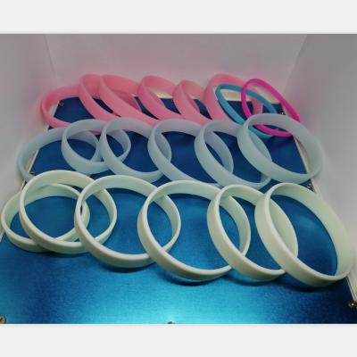 China Various Europe Silicone Wristband Printed Glow In Dark Customized Logo Rubber Hand Band Fashionable Evening For A for sale