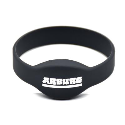 China Waterproof / Waterproof FCC Certified Customized Logo 13.56MHz RFID Wristband Silicone Wristband for sale