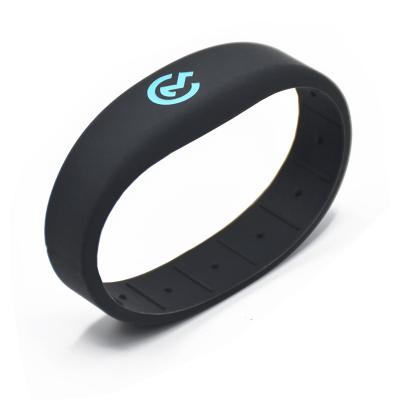 China Waterproof / ISO1443A 13.56mhz Waterproof Programmable NFC RFID Silicone Wristband For Fitness Gym for sale