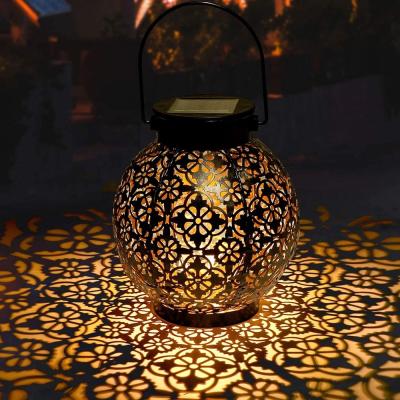 China Metal Atmosphere Popular Design Solar Garden Lighting Waterproof Home And Garden Decor Lamp Outdoor Solar Lantern for sale