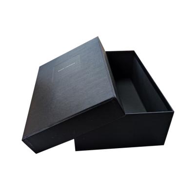 China Recycled Materials STPP Developed Lid&Base Matt Lamination Boxes Packaging Apparel Corrugated Subscription Box For Apparel for sale