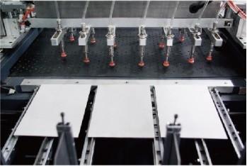 중국 기계 3MM 간격을 만드는 PLC 자동적인 단단한 덮개 접착 케이스 판매용