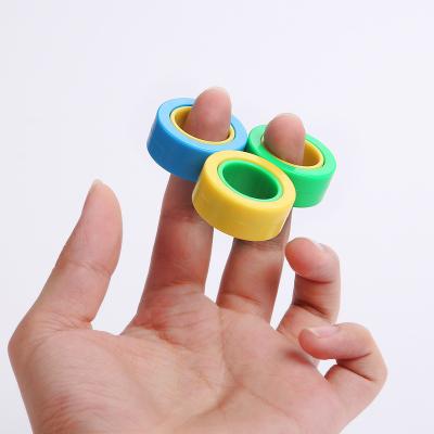 China Wholesale plastic magnetic rings mixed colorful fidgety person toys, fidgety person spinner relax rings props, fidget toys for sale