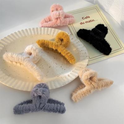 China Large Fluffy Faux Fur Claw Hair Clip Fuzzy Fall Winter Hair Accessories New Hair Claw Hair Clips 2021 Women Smart Casual Wholesale Girls for sale