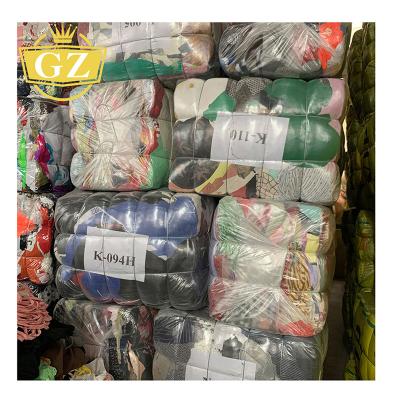 China Fashion GZ Roupas high quality Usadas used clothes Vi0 balls, a grade 100% polyester and cotton used clothes for sale