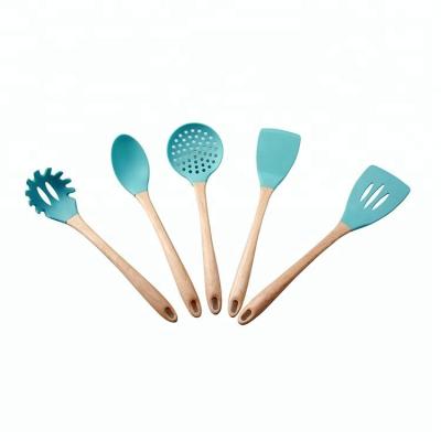 China Sustainable 5 Pieces Custom Heat Resistant Silicone Eating Utensil Set With Wooden Handle for sale