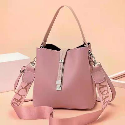 China New Hot Selling Wholesale Water Resistant Large Capacity Girls Shoulder Bag PU Ladies Leather Purses Handbag With Chains Sling Packing Women Bags for sale