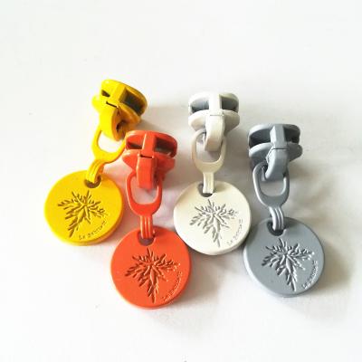 China No5 Colorful Round Plastic Zipper Puller Sustainable Custom Design Logo for sale