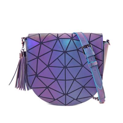 China Fashion\comfortable geometric cross\goods 2022 new hot sale Korean wholesale ladies soft saddle bag - body laser luminous single shoulder bag for sale