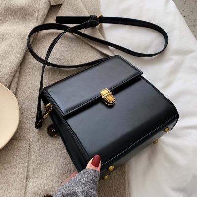 China Fashion& 2022 Women Casual Messenger Bags Simple Crossbody Bags For Women Retro Square Shoulder Bag for sale