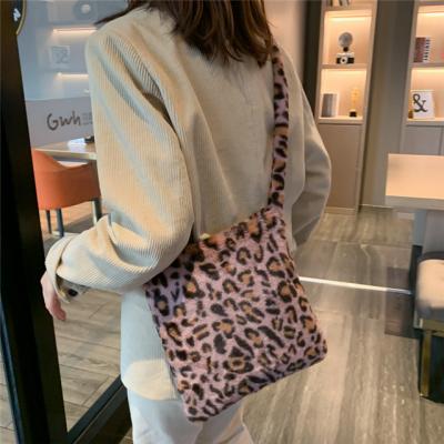 China 2022 New Custom Plush Casual Messenger Bag High Quality Plush Leopard Print Shoulder Bag Large Capacity Bag for sale