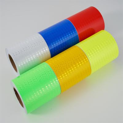 China Colorida cinta reflectiva micro-prismática personalizada amarillo verde negro flecha adhesivo prismático para la seguridad del tráfico en venta