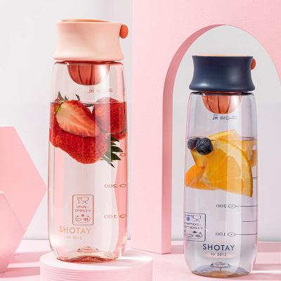 China 100% Food Grade Sustainable Resistant To Fall Off Portable Plastic Circular Drinking Water Bottle 610ML for sale