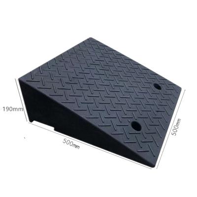 China Durable Black Heavy Vehicle Driveway Portable Road Safety 50*50*19cm V Shape Roadside Slope for sale