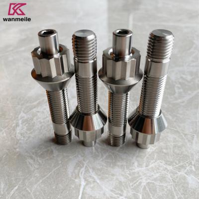 China Sterk en lichtgewicht Ti6al4v M12 M14 Titanium lug stud met 12pt moer voor raceauto wielen hub Te koop