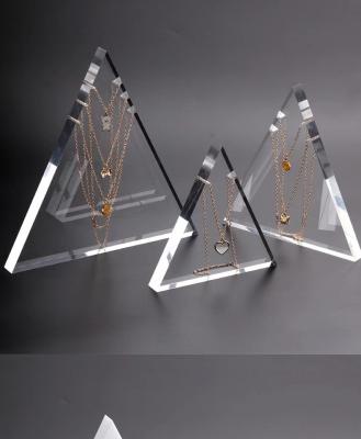 Chine Moderne conception triangle collier acrylique Display Stand Holder Pour magasin de bijoux à vendre