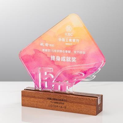 China Impresión UV personalizada Premio acrílico con base de madera, placas de plexiglás fundido OEM en venta