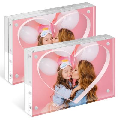 China 5 x 7 Cuadro de imagen de forma de corazón acrílico magnético transparente en venta