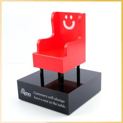 China Mini Sofa Rojo en forma de trofeo de premio acrílico personalizado para el tema de muebles Reconocimiento o celebración de negocios en venta