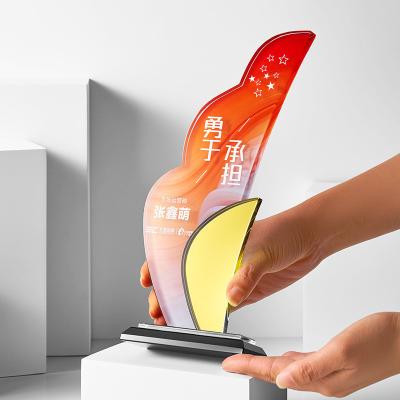 China Stilvolle Farbige Acryl-Award Trophy Plexiglas-Platte mit UV-Druck und Gravur für Geschäftserkennung oder Jubiläumsfeier zu verkaufen