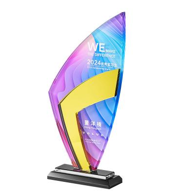 China Venta al por mayor de trofeo de premio acrílico de colores personalizados placa de plexiglás con impresión UV y grabado para reconocimiento comercial o celebración del aniversario en venta