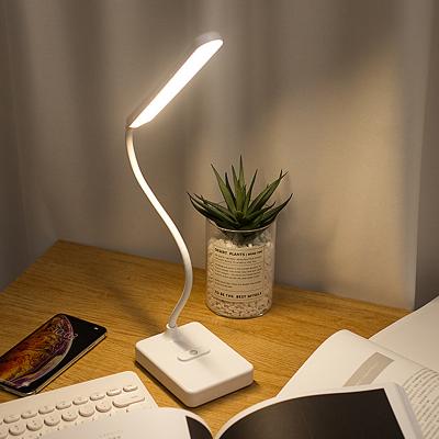 China Modern New Design Modern Children Reading LED Desk Lamp Night Light in Study USB Rechargeable Table Lamp for sale