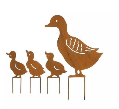 China Carbon Steel Yard Duckling A Family Of Four Retro Wrought Iron Garden Flower Inserts Rust Retro Duck Stake for sale