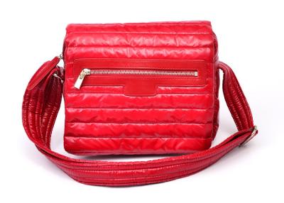 Chine Sac d'épaule en nylon mou imperméable avec le règlage en cuir piqué, rouge à vendre